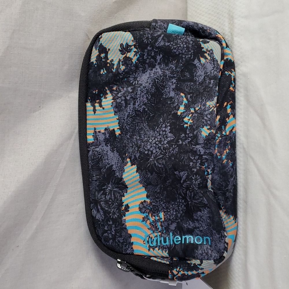 NEW Lululemon Everywhere Mini Belt Bag in Psychedelic Toile Peri Purple